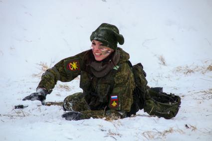 Ярославская область. Участницы всероссийского конкурса профессионального мастерства среди женщин-военнослужащих `Макияж под камуфляж` в учебном центре РВСН в Переславле-Залесском.