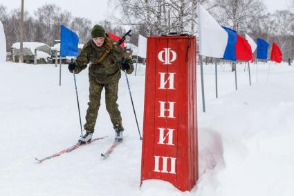 Ярославская область. Участницы всероссийского конкурса профессионального мастерства среди женщин-военнослужащих `Макияж под камуфляж` в учебном центре РВСН в Переславле-Залесском.