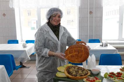 Ярославская область. Участницы всероссийского конкурса профессионального мастерства среди женщин-военнослужащих `Макияж под камуфляж` в учебном центре РВСН в Переславле-Залесском.