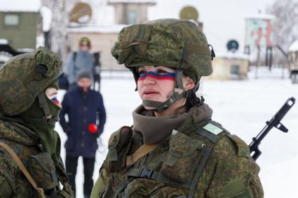 Ярославская область. Участницы всероссийского конкурса профессионального мастерства среди женщин-военнослужащих `Макияж под камуфляж` в учебном центре РВСН в Переславле-Залесском.