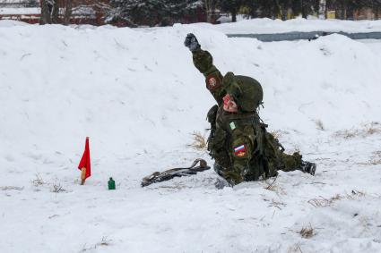 Ярославская область. Участницы всероссийского конкурса профессионального мастерства среди женщин-военнослужащих `Макияж под камуфляж` в учебном центре РВСН в Переславле-Залесском.