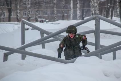 Ярославская область. Участницы всероссийского конкурса профессионального мастерства среди женщин-военнослужащих `Макияж под камуфляж` в учебном центре РВСН в Переславле-Залесском.