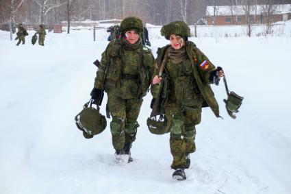 Ярославская область. Участницы всероссийского конкурса профессионального мастерства среди женщин-военнослужащих `Макияж под камуфляж` в учебном центре РВСН в Переславле-Залесском.