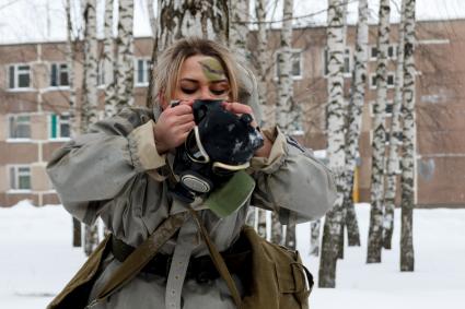 Ярославская область. Участницы всероссийского конкурса профессионального мастерства среди женщин-военнослужащих `Макияж под камуфляж` в учебном центре РВСН в Переславле-Залесском.