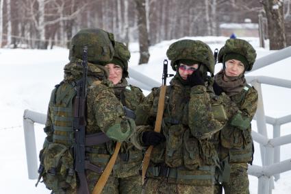 Ярославская область. Участницы всероссийского конкурса профессионального мастерства среди женщин-военнослужащих `Макияж под камуфляж` в учебном центре РВСН в Переславле-Залесском.