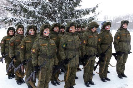 Ярославская область. Участницы всероссийского конкурса профессионального мастерства среди женщин-военнослужащих `Макияж под камуфляж` в учебном центре РВСН в Переславле-Залесском.