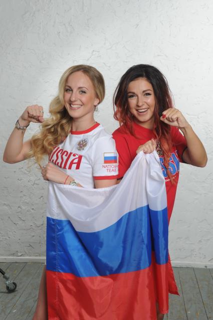 Москва. Певица Нюша и ее сестра, олимпийская чемпионка по синхронному плаванию Мария Шурочкина (слева) в фотосессии для журнала `Телепрограмма`.