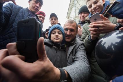 Челябинск.  Чемпион мира по боксу Сергей Ковалев  во время встречи с фанатами.