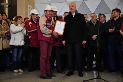 Москва. Мэр Москвы Сергей Собянин (в центре) на открытии станции `Селигерская` Люблинско-Дмитровской линии Московского метрополитена.