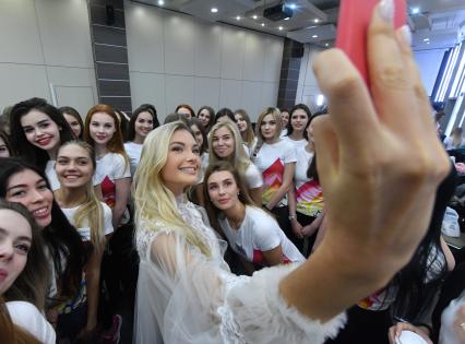 Москва. Обладательница титула `Мисс Россия - 2017` Полина Попова (в центре) во время встречи участниц конкурса `Мисс Россия - 2018`.