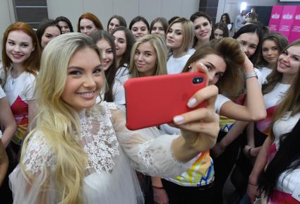 Москва. Обладательница титула `Мисс Россия - 2017` Полина Попова (слева) во время встречи участниц конкурса `Мисс Россия - 2018`.