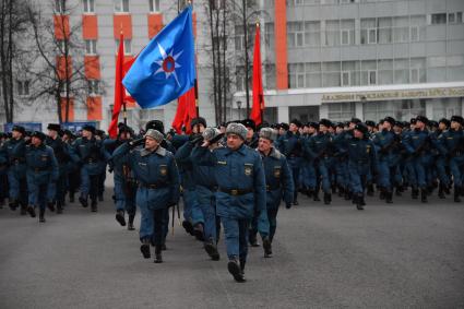 Московская область. Курсанты МЧС во время репетиции к Параду Победы на плацу Академии гражданской защиты МЧС. В центре на переднем плане - начальник Академии гражданской защиты, генерал-майор Владимир Панченков.