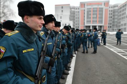 Московская область. Курсанты МЧС во время репетиции к Параду Победы на плацу Академии гражданской защиты МЧС.