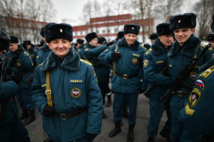 Московская область. Курсанты МЧС во время репетиции к Параду Победы на плацу Академии гражданской защиты МЧС.