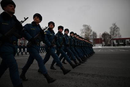 Московская область. Курсанты МЧС во время репетиции к Параду Победы на плацу Академии гражданской защиты МЧС.