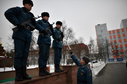 Московская область. Курсанты МЧС во время репетиции к Параду Победы на плацу Академии гражданской защиты МЧС.