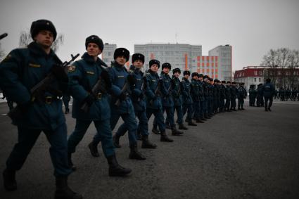 Московская область. Курсанты МЧС во время репетиции к Параду Победы на плацу Академии гражданской защиты МЧС.