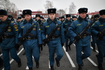 Московская область. Курсанты МЧС во время репетиции к Параду Победы на плацу Академии гражданской защиты МЧС.