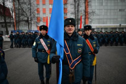 Московская область. Курсанты МЧС во время репетиции к Параду Победы на плацу Академии гражданской защиты МЧС.