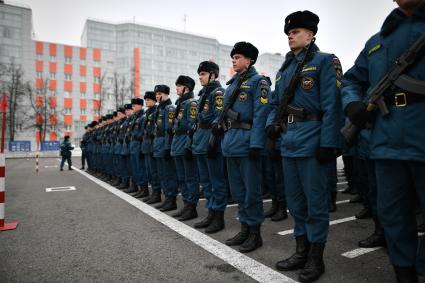 Московская область. Курсанты МЧС во время репетиции к Параду Победы на плацу Академии гражданской защиты МЧС.