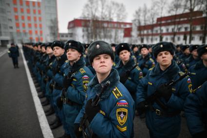 Московская область. Курсанты МЧС во время репетиции к Параду Победы на плацу Академии гражданской защиты МЧС.