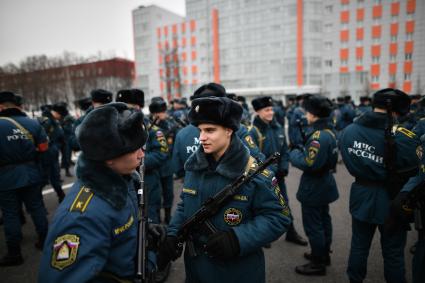 Московская область. Курсанты МЧС во время репетиции к Параду Победы на плацу Академии гражданской защиты МЧС.