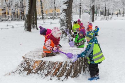 Санкт-Петербург. Дети на прогулке в Александровском парке.