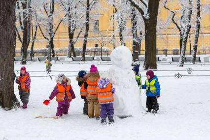 Санкт-Петербург. Дети на прогулке в Александровском парке.