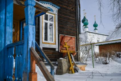 Кинешма. Православные кресты у  стены дома.