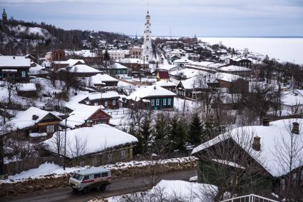 Юрьевец. Вид на пятиярусную колокольню и Богоявленскую церковь.