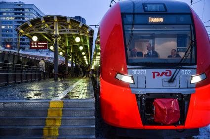 Москва. Скоростной поезд `Ласточка ` отправляется в Иваново с Курского  вокзала.