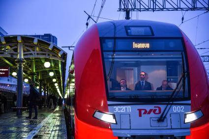 Москва. Скоростной поезд `Ласточка ` отправляется в Иваново с Курского вокзала.