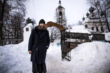 Деревня Жарки. Отец Александр  у церкви  Пресвятой Богородицы .