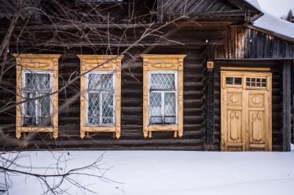 Юрьевец.  Дом  со старинными русскими  резными наличниками.