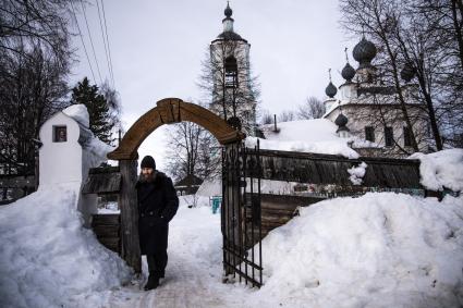 Деревня Жарки. Отец Александр  у церкви  Пресвятой Богородицы .