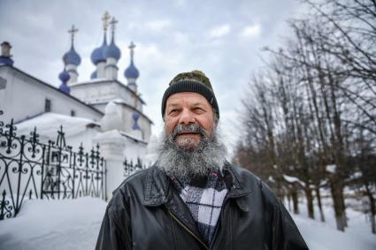 Палех.  Местный житель Валерий, возле Крестовоздвиженского храма.