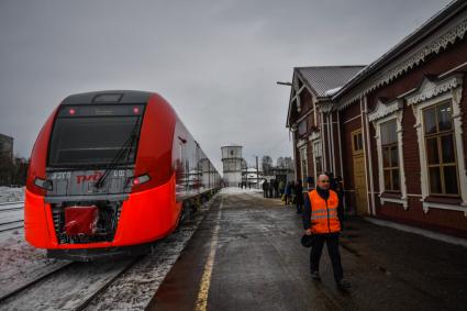 Шуя.  Скоростной поезд `Ласточка `у перрона вокзала.