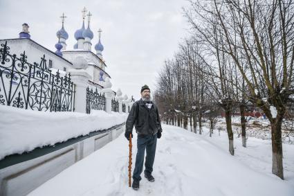 Палех.  Местный житель Валерий, возле Крестовоздвиженского храма.