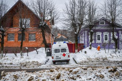 Палех.    Машина скорой помощи на улице города.