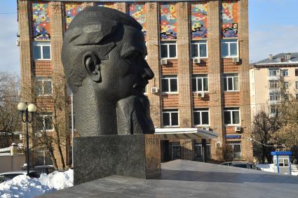 Москва. Памятник академику И.В.Курчатову на одноименной площади.