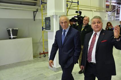 Москва. Государственный секретарь Союзного государства России и Белоруссии Григорий Рапота и директор Курчатовского института Михаил Ковальчук (слева направо) в Национальном исследовательском центре `Курчатовский институт`.