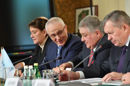 Москва. Помощница Госсекретаря Союзного государства Елена Овчаренко, государственный секретарь Союзного государства России и Белоруссии Григорий Рапота, директор Курчатовского института Михаил Ковальчук и директор института проблем лазерных и информационных технологий, академик, кандидат в президенты РАН Владислав Панченко (слева направо) во время визита в Национальном исследовательском центре `Курчатовский институт`.