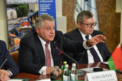 Москва. Директор Курчатовского института Михаил Ковальчук и директор института проблем лазерных и информационных технологий, академик, кандидат в президенты РАН Владислав Панченко (слева направо) во время визита в Национальном исследовательском центре `Курчатовский институт`.