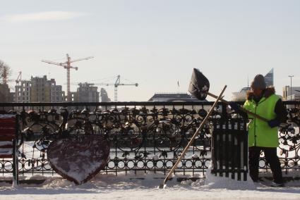 Екатеринбург. Вид на Екатеринбург после сноса недостроенной телебашни, путем направленного взрыва. На ее месте компания УГМК планирует построить ледовую арену