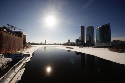 Екатеринбург. Вид на Екатеринбург с акватории городского пруда, после сноса недостроенной телебашни, путем направленного взрыва. На ее месте компания УГМК планирует построить ледовую арену