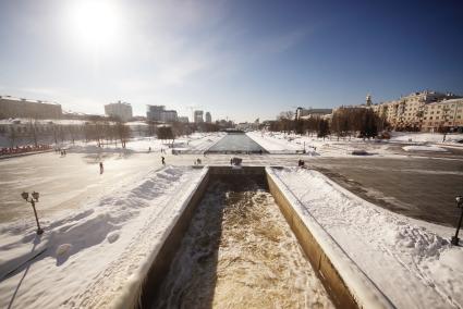 Екатеринбург. Вид на Екатеринбург после сноса недостроенной телебашни, путем направленного взрыва. На ее месте компания УГМК планирует построить ледовую арену