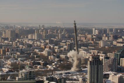 Екатеринбург. Снос недостроенной телебашни путем направленного подрыва конструкции. На этом месте компания УГМК планирует построить ледовую арену