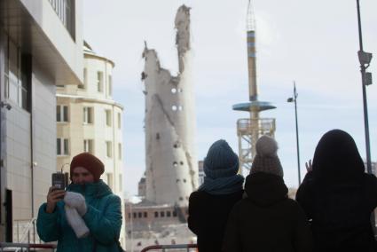 Екатеринбург. Люди фотографируются на фоне недоразрушенного основания недостроенной телебашни, после ее сноса путем направленного взрыва. На этом месте компания УГМК планирует построить ледовую арену