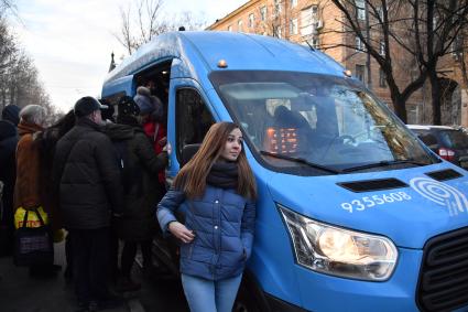 Москва. Девушка возле маршрутного такси на одной из улиц город.