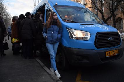 Москва. Девушка возле маршрутного такси на одной из улиц город.